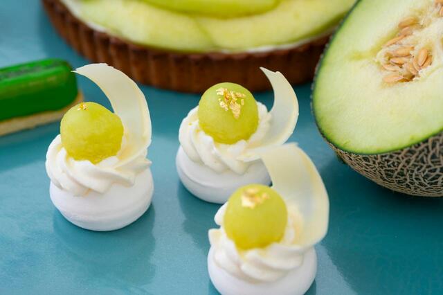 「メロンパブロバ」＜平日 大人 7,200円＞【コンラッド大阪「クラフト・ユア・初夏パフェ」を期間限定開催】