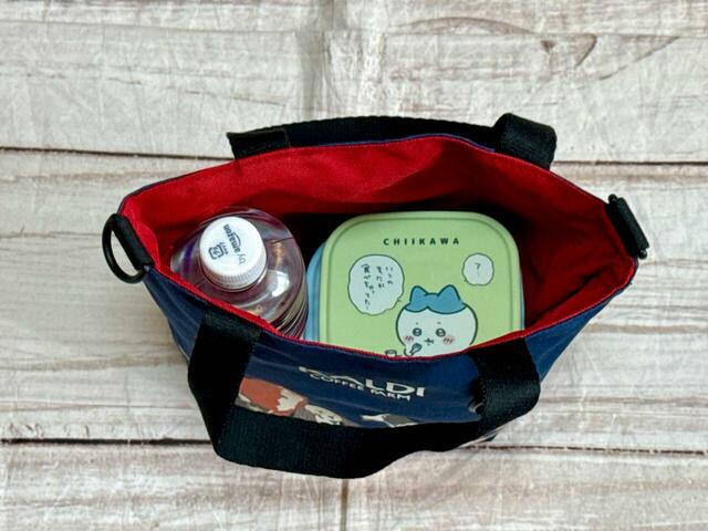 【カルディ いぬの日おさんぽバッグ／オリジナル バッグ】お弁当箱と550mlのペットボトルを収納できるので、ランチバッグとして使うのもおすすめ！