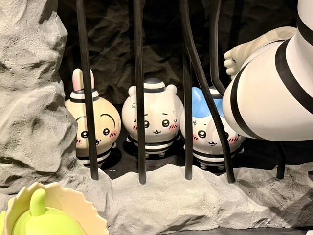 囚人服を着たちいかわ、ハチワレ、うさぎも見逃さないように要注意です！