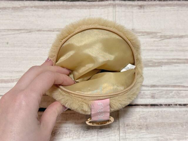 上部のファスナーを開けるとものが入れられる仕様