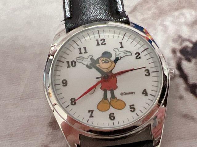レッドの時針と分針がキュート!ミッキーもかわいい♪