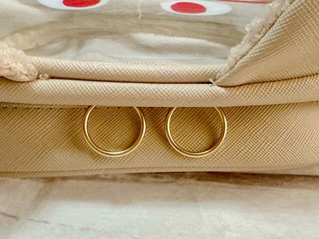 ファスナーの引き手はゴールドのリング