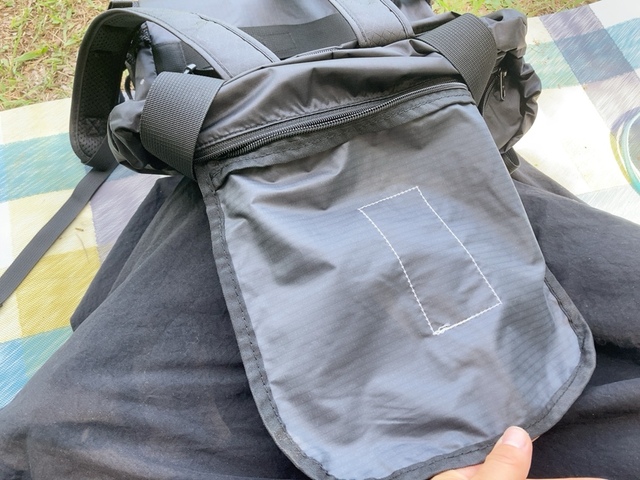 【ワークマン 撥水2WAYポケッタブルライトトート】この内ポケットに収納することでコンパクトに持ち運べるポケッタブル仕様。収納してみると…