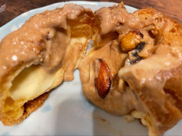 【ローソン Uchi Café Spécialité 実のりクリームシュー】とろっとした濃厚なクリームです