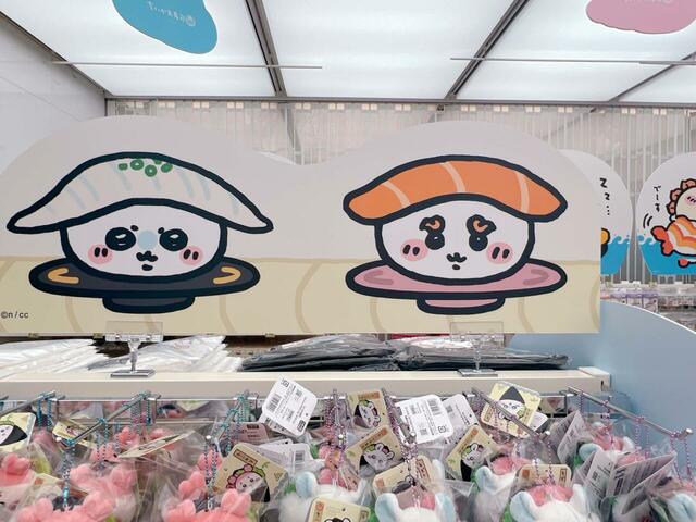 商品棚上の装飾。モモンガはえんがわ、シーサーはサーモンを頭に乗せていますね♪