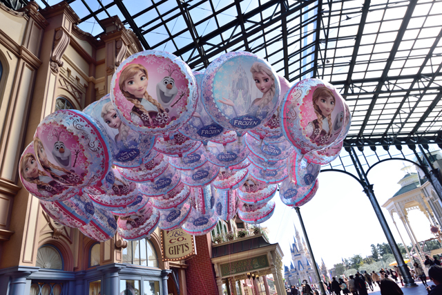「アナとエルサのフローズンファンタジー」のバルーン、これもイベントの雰囲気が味わえる景色です ©Disney