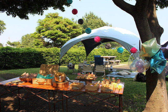 野外でパーティーも。