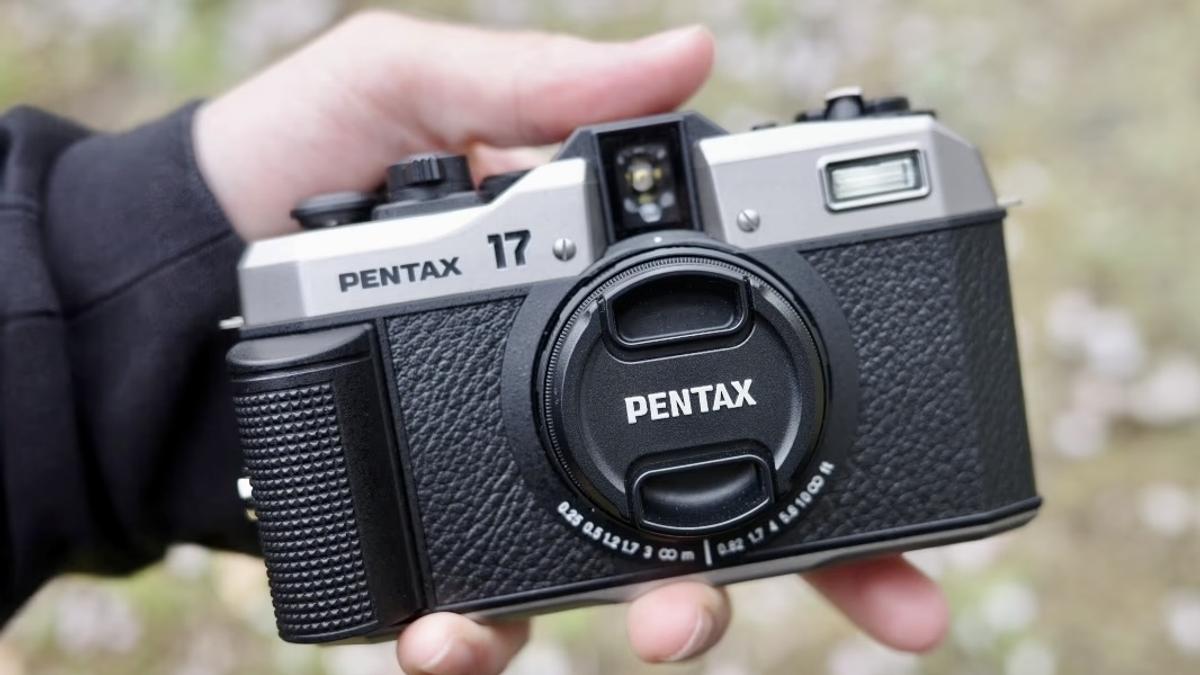 ハーフサイズが楽しい！令和のフィルムカメラ「PENTAX 17」で唯一無二