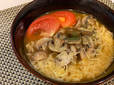 【マッシュルームトーキョー】マッシュルームラーメン トマトスープ味にチーズをトッピング