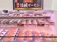 【角上魚類】店頭には旬の活〆佐渡サーモンがずらり。サーモン好きにはたまらない光景です!