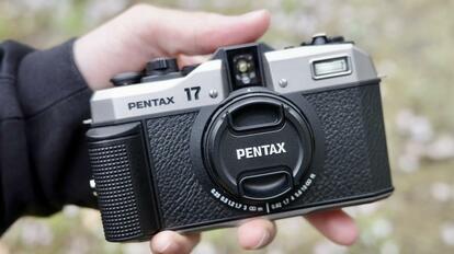 ハーフサイズが楽しい！令和のフィルムカメラ「PENTAX 17」で唯一無二