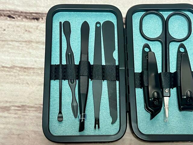 左側は毛抜きや甘皮プッシャーなど手元のお手入れに使えるものが勢揃い！