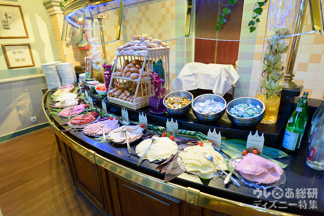 数種類のチーズやハムなどパリらしい食事も