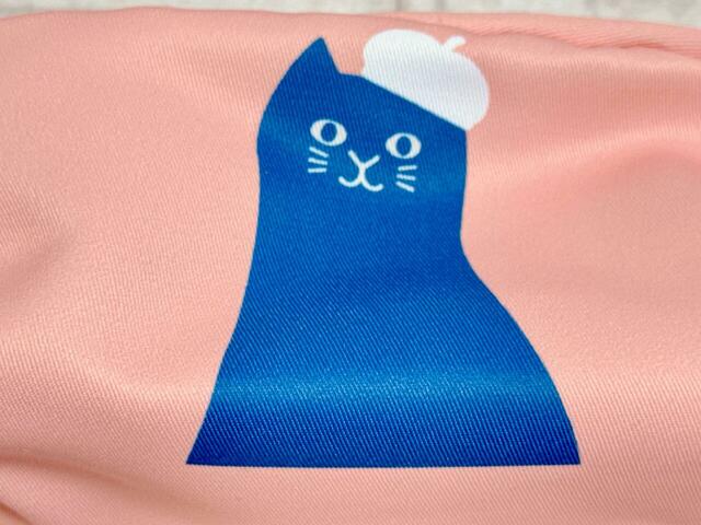 サーモンピンクにブルーカラーのクロネコイラストがかわいい！