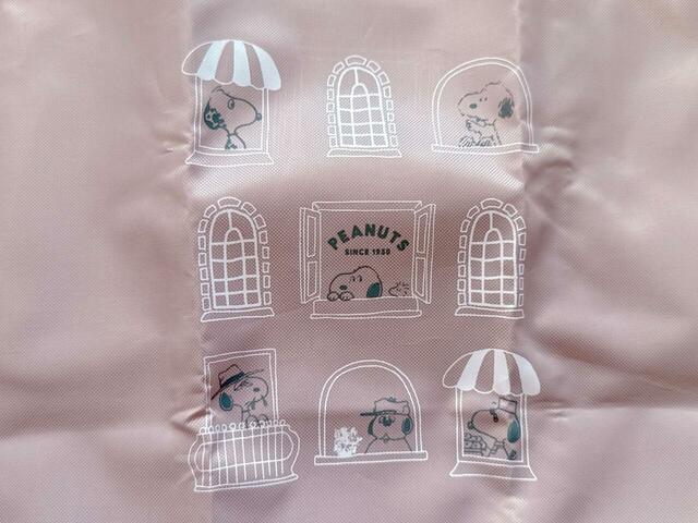 フロントにスヌーピーとスヌーピーの兄弟たちのプリント入り