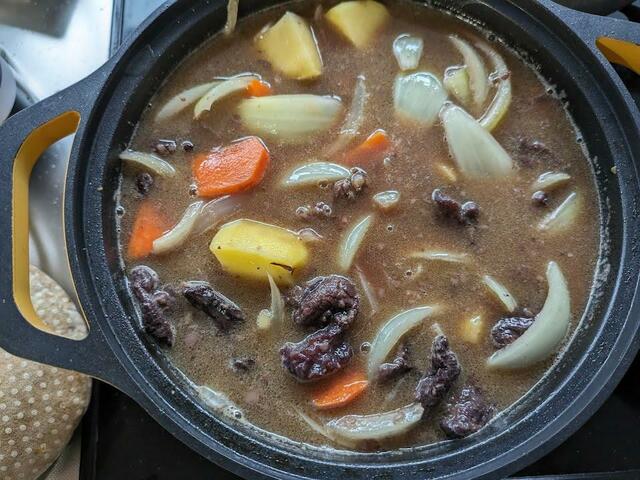 【アイリスオーヤマ 無加水鍋 COTOCO （MKSN-S20）】野菜と水、調味料を加えてさらに20分ほど煮込む