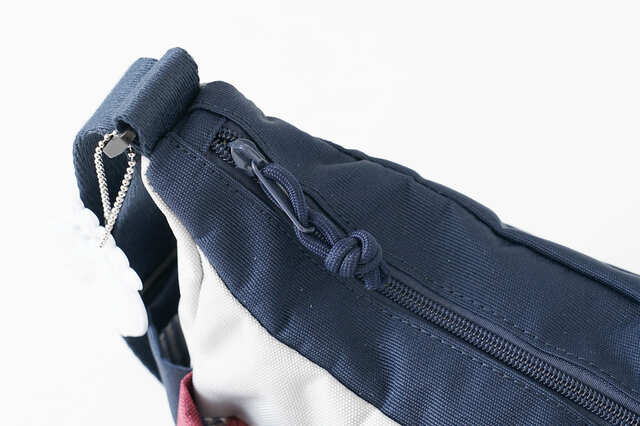 【moz「10ポケット ショルダーバッグ」】メイン収納はチャック仕様なのもうれしいポイント