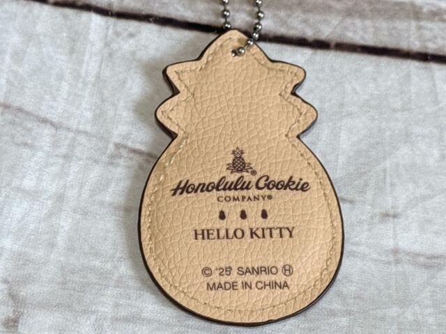 背面には「Honolulu Cookie Company」と「HELLO KITTY」のロゴ入り 