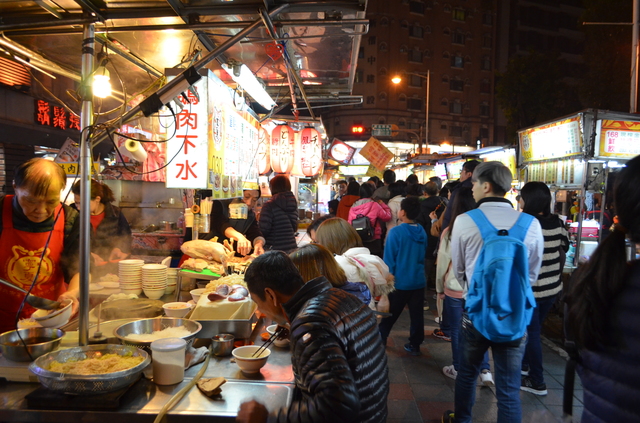 平日の夜から混雑し、土日はかなりの人出になる『士林夜市』。人気店は行列覚悟で