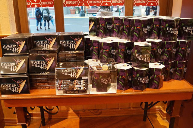 『エヴァンゲリオン・ザ・リアル 4-D』 ショップ　©カラー