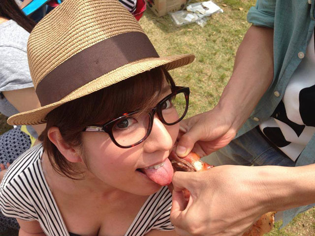 珍肉に食らい付く! ワイルドすぎる美女たち