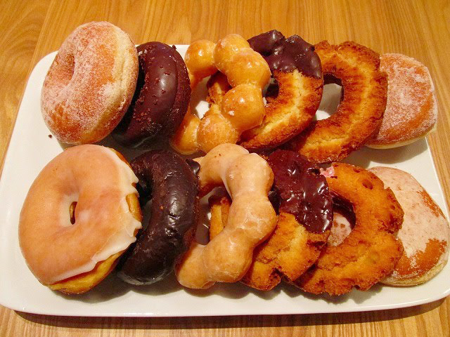 （上）ミスタードーナツのドーナツ6種　（下）セブン-イレブンのドーナツ