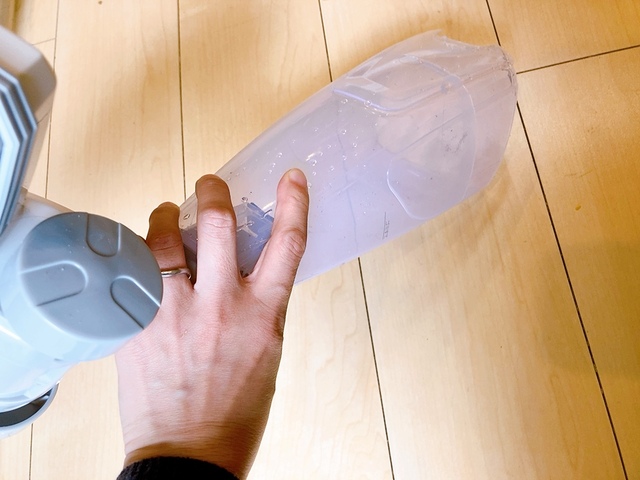 【ニトリ 2WAYスティッククリーナー】ゴミの捨て方3.ゴミを捨てます