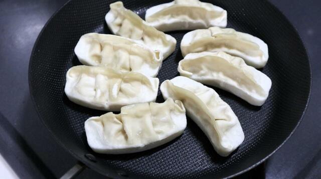 【SOLIMO(ソリモ) PROTEINギョーザ】1食で8個、冷凍状態でフライパンに直置き 