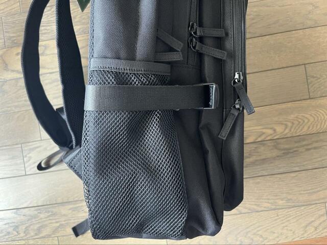 【Honeys　コード付大容量リュック】荷物が多い日はサイドバックルを広げて容量アップ。しっかり収納できます！