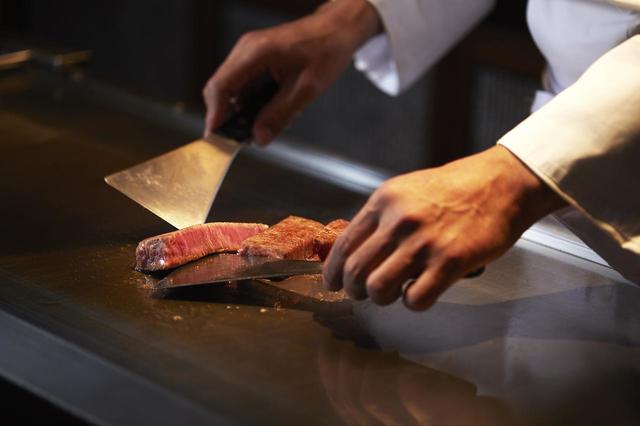 専属のシェフがオープンキッチンで調理