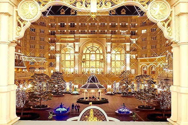 リゾートライン駅舎ホームから見たディズニーランドホテル。光に包まれた空間です。 ©Disney