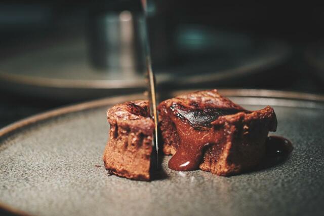 「フォンダンショコラ 仕上がりイメージ」<期間:2026年2月25日~5月6日>【おもちゃ箱みたいなカラフルスイーツが並ぶ「ストロベリースイーツビュッフェ」コンラッド大阪で毎日開催!】