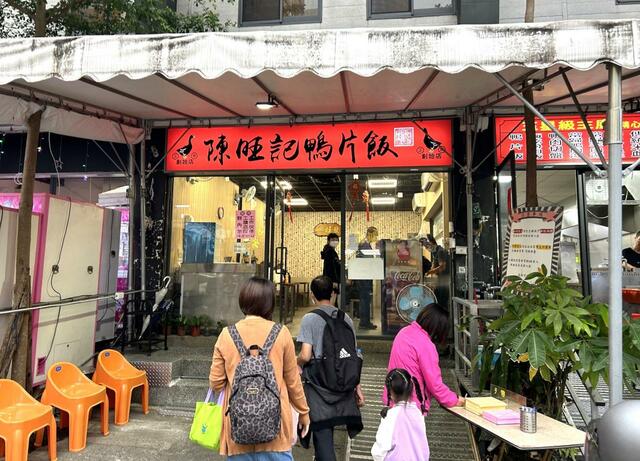 【台湾食べ歩きの旅 #5 】風呂上がりの散策で見つけたカモ肉専門店。店前の人だかりは人気店の証拠