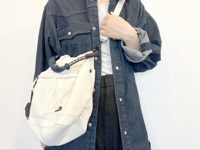 【niko and ... 編みハンドル2WAYバッグ】ショルダーストラップを使えば両手が空くので荷物が多い日におすすめ◎