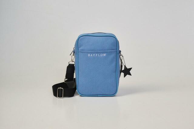 【BAYFLOWショルダーバッグ（ブルー）】『BAYFLOW ペットボトルがタテに入る! LOGO SHOULDER BAG BOOK BLUE』
