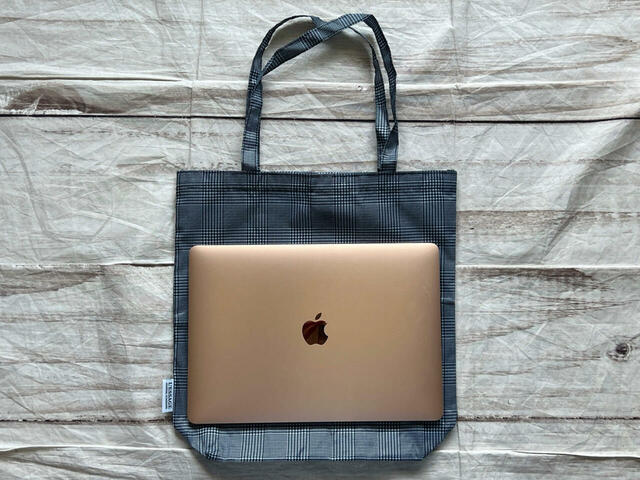 13インチのMacBook Airも収納可能。サブバッグとして持っても◎