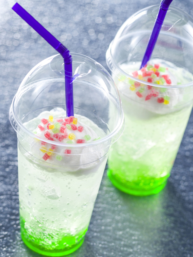 グリーンアップルソーダ（ホイップクリーム） 410円｜トイ・ストーリー・セットにプラス210円で、ソフトドリンクをグリーンアップルソーダ（ホイップクリーム）に変更することができます｜カフェ・ポルトフィーノ｜東京ディズニーシー「ピクサー・プレイタイム」スペシャルメニュー