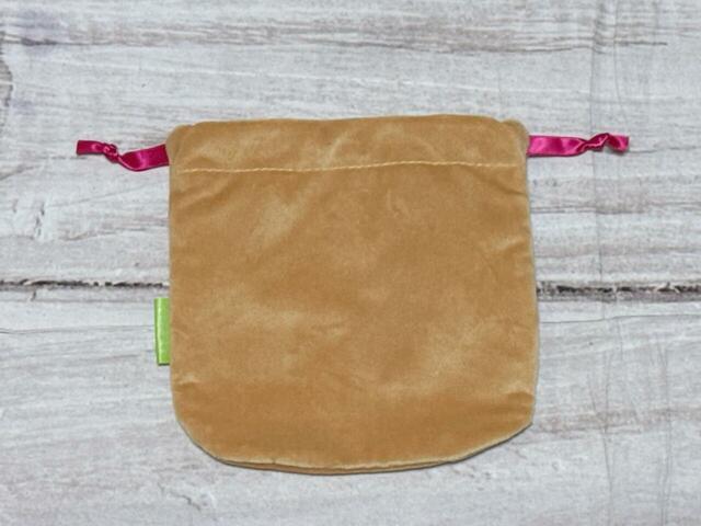 背面は装飾がないシンプルなデザイン