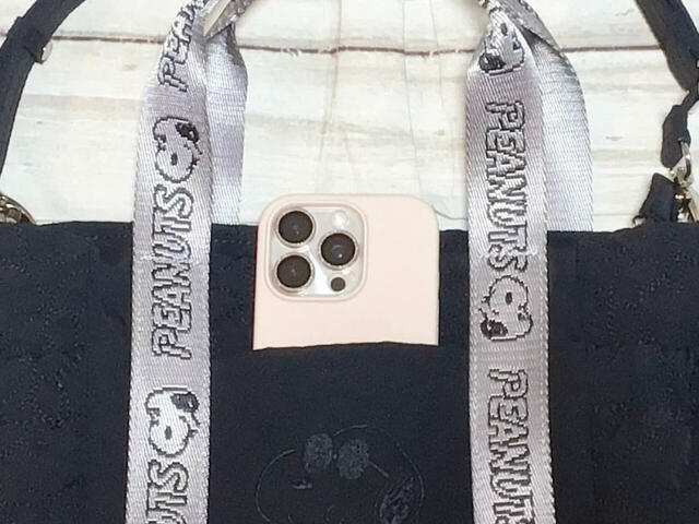 フロントポケットはスマホを入れるのにぴったり