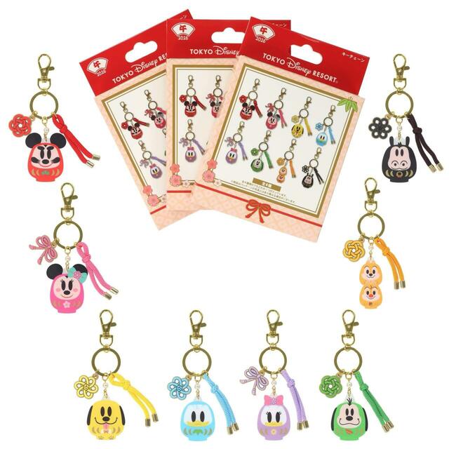 キーチェーン 1,400円|東京ディズニーリゾートお正月グッズ|販売店舗:東京ディズニーランド「グランドエンポーリアム」、東京ディズニーシー「エンポーリオ」|発売日:2025年12月1日(月)