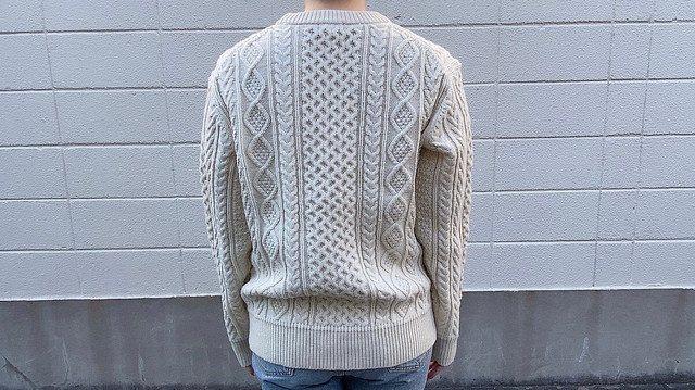 【UNIQLO（ユニクロ）】ライトウェイトローゲージアランクルーセーター／オフホワイトSサイズ着用