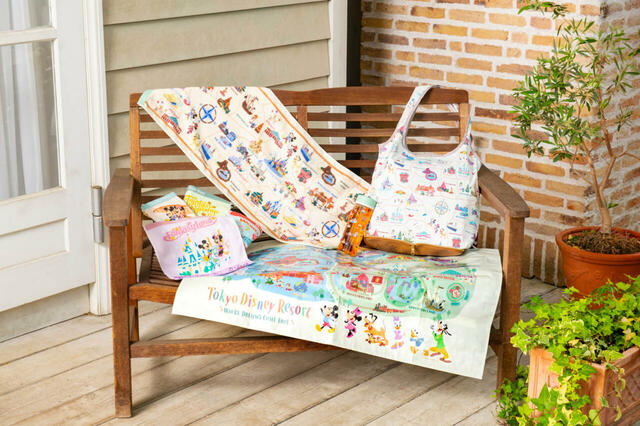 ミッキーたちが楽しそうに巡っているパークのマップやアイコンをモチーフにしたグッズ|販売店舗:東京ディズニーランド「グランドエンポーリアム」、東京ディズニーシー「タワー・オブ・テラー・メモラビリア」|発売日:2024年7月11日(木)