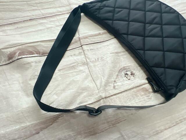 ショルダーの長さを調整して、持ち方を変えられます