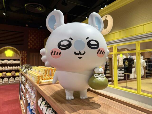 レジの近くでは報酬袋を持ったモモンガがお出迎え♪