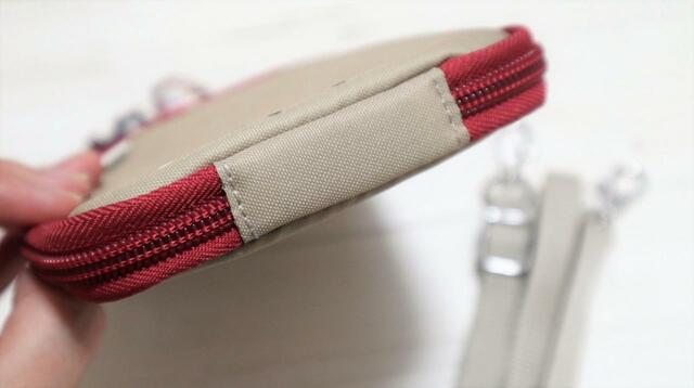 【リヒトラブ にゃんシーン ショルダーポーチ】バイカラーで可愛い赤のファスナーがぐるり