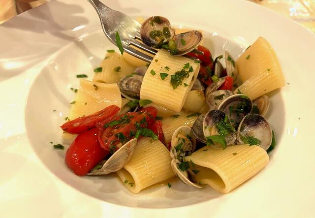 フェリーのレストランでは本格的なイタリア料理も楽しめる。パスタは日本よりもずっと固茹でのアルデンテが普通。噛みごたえがある分、少量でも満腹感が得られる