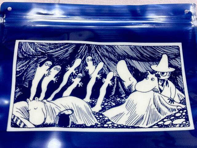 まるで絵画のような、神秘的なワンシーンがプリントされています。ムーミンの世界観がしっかりと表現されているデザインが◎