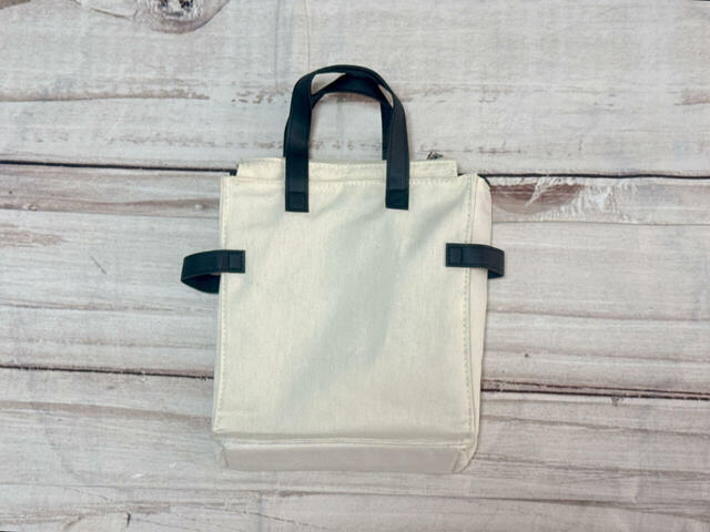 背面は装飾がないシンプルなデザイン