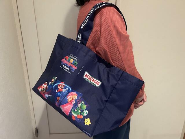 【クリスピー・クリームドーナツ×映画『ザ・スーパーマリオギャラクシー・ムービー　コラボエコバッグ】ショルダーが52cmと長めのため、肩にかけて使用ができます