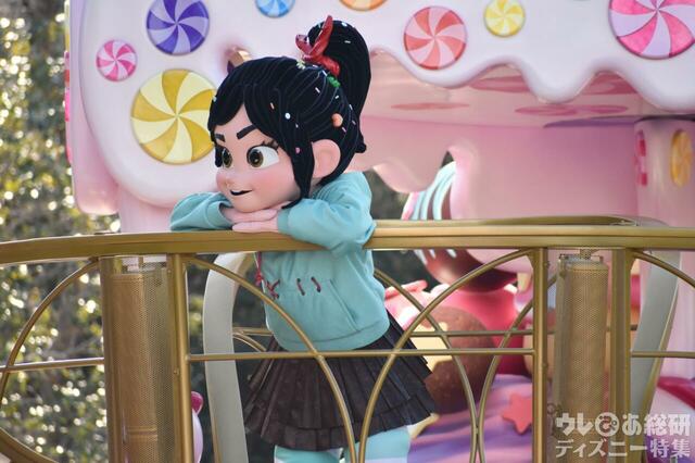 東京ディズニーランド「イッツ・ア・スウィーツフルタイム！」の模様：「ディズニー・パルパルーザ」第3弾「ヴァネロペのスウィーツ・ポップ・ワールド」